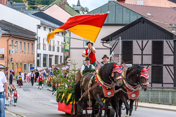 Volksfest im Bayerischen Wald mit Festzug, Bier, Brezeln und bayerischer Tradition